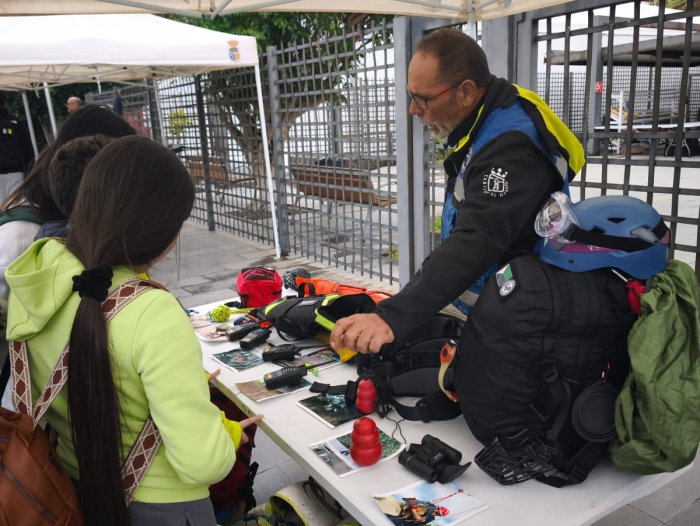 El Ayuntamiento de La Frontera y la Unidad Canina de Rescate de El Hierro firman un convenio para reforzar la protección civil en el municipio